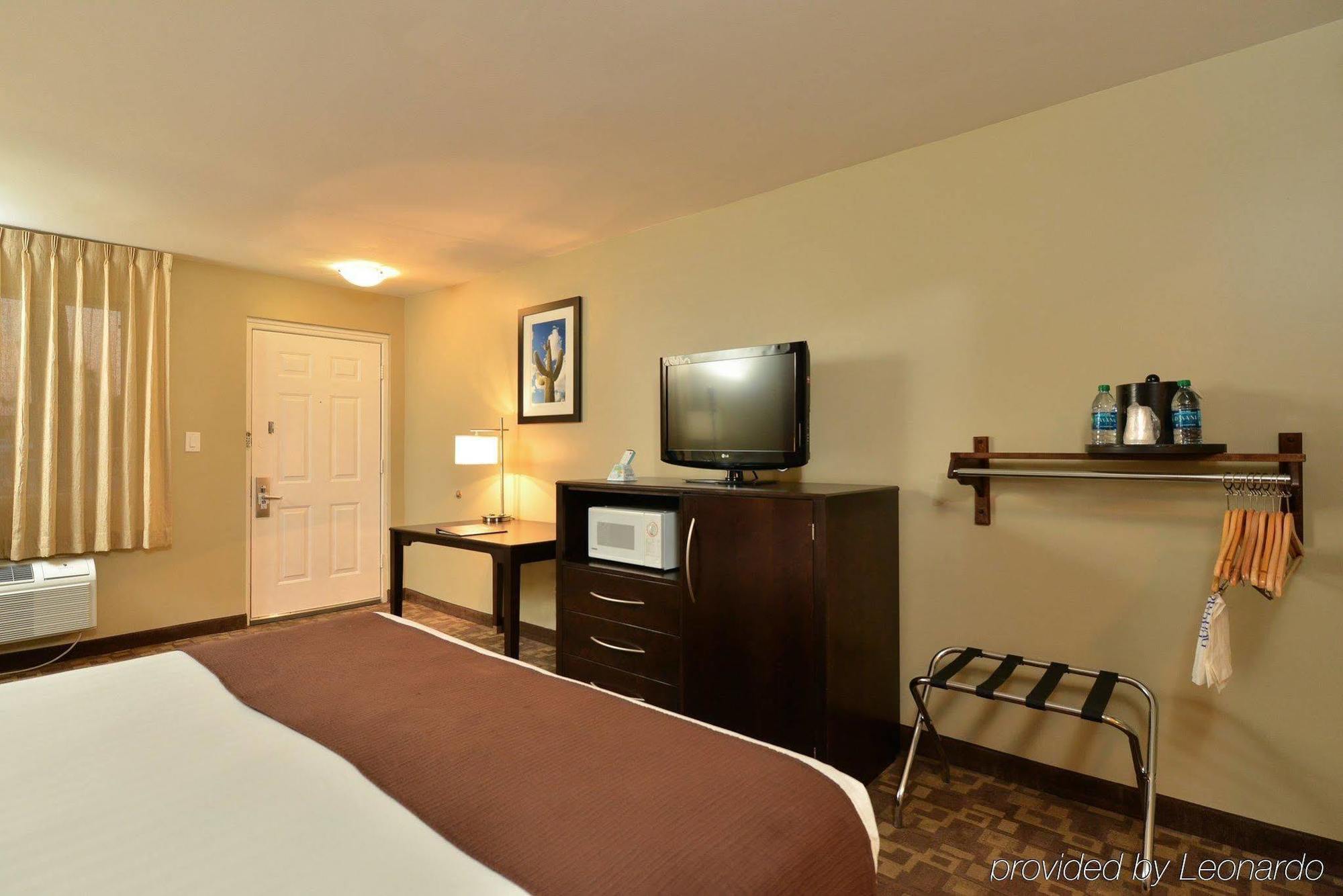Quality Inn & Suites Phoenix Nw - Sun City Youngtown Exterior foto