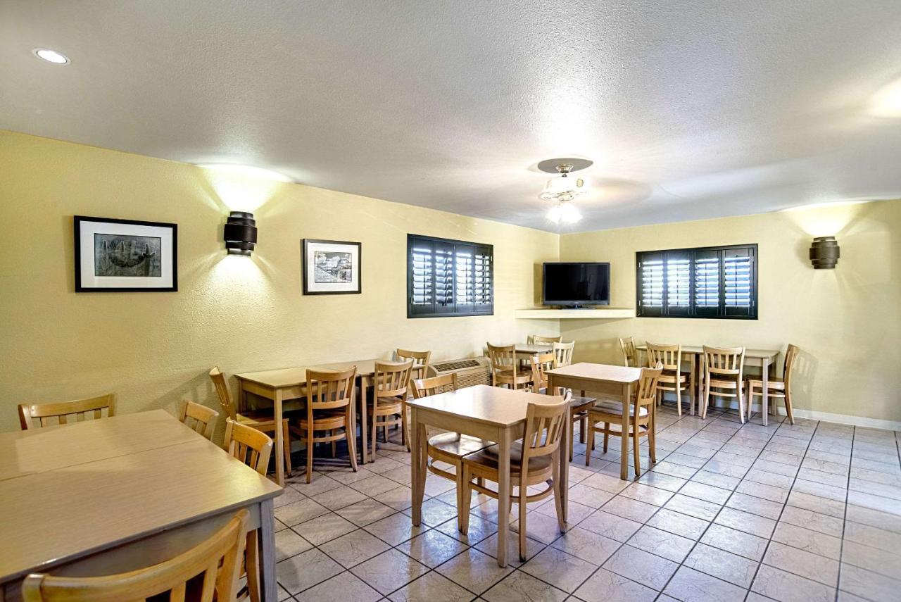 Quality Inn & Suites Phoenix Nw - Sun City Youngtown Exterior foto