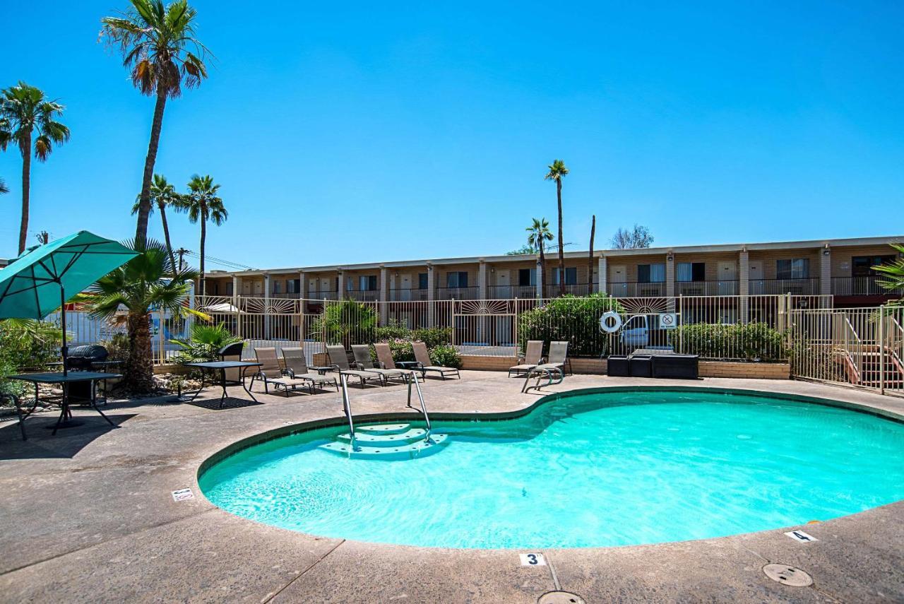 Quality Inn & Suites Phoenix Nw - Sun City Youngtown Exterior foto